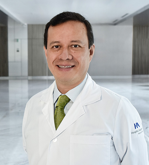 Es la foto de perfil de un urólogo en Querétaro de Hospital Angeles Centro Sur. Viste un traje de color negro y camisa blanca con corbata roja.
