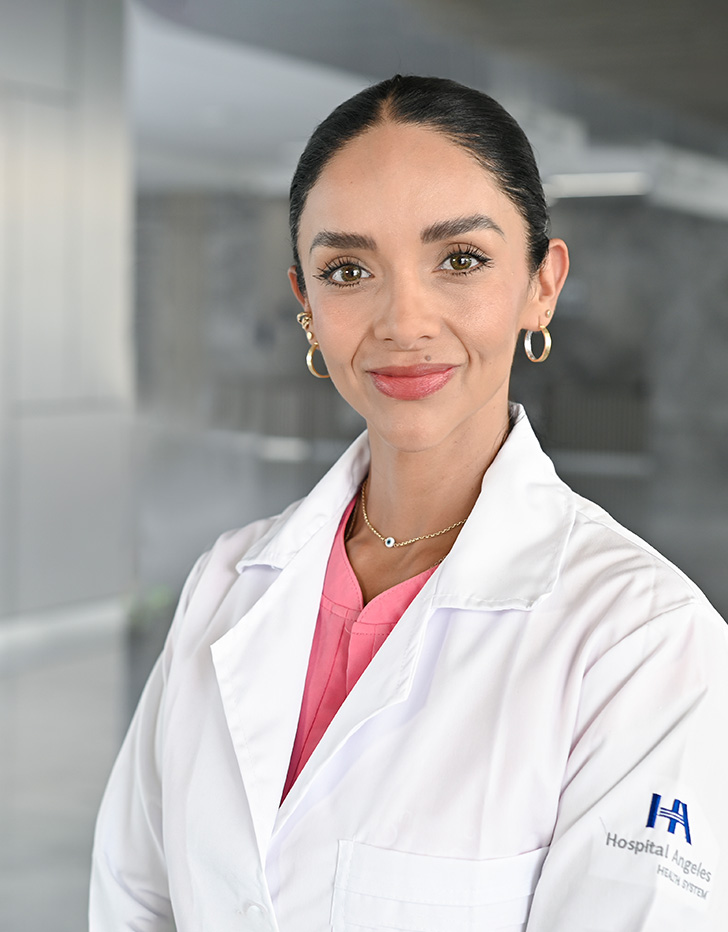 Es la foto de perfil de una ginecóloga y obstetra especialista en ginecología oncológica en Querétaro de Hospital Angeles Centro Sur. La doctora tiene un uniforme rojo cabello lacio largo negro y está sonriendo. 