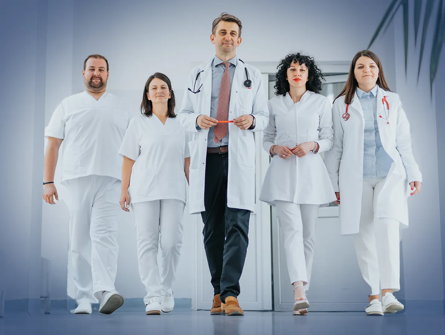 Médicos del Hospital Angeles actualizando sus conocimientos gracias a las alianzas con asociaciones médicas de renombre. 