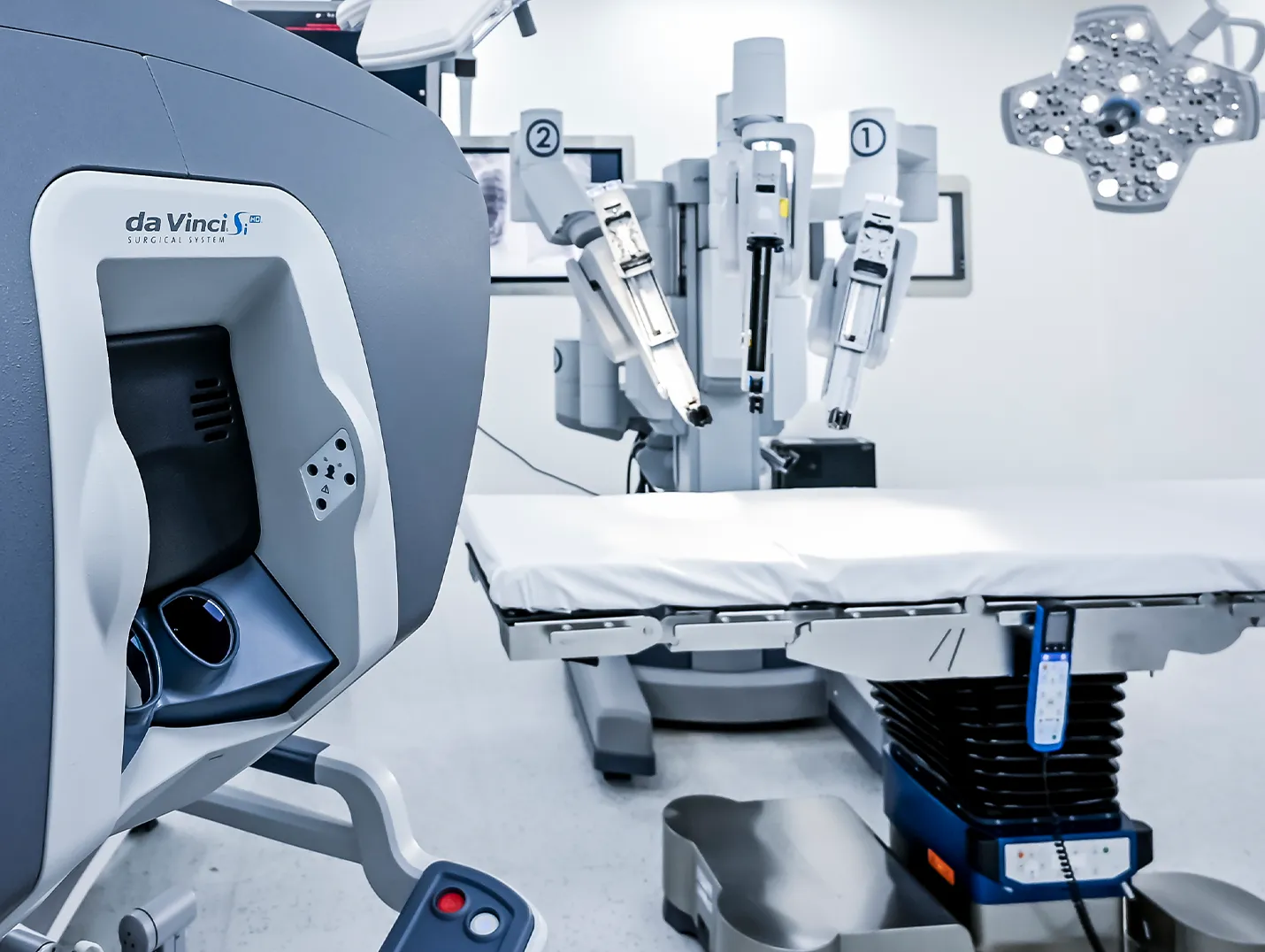 Robot Da Vinci en quirófano del Centro de Cirugía Robótica del Hospital Angeles Health System, listo para asistir al médico en procedimientos mínimamente invasivos. 