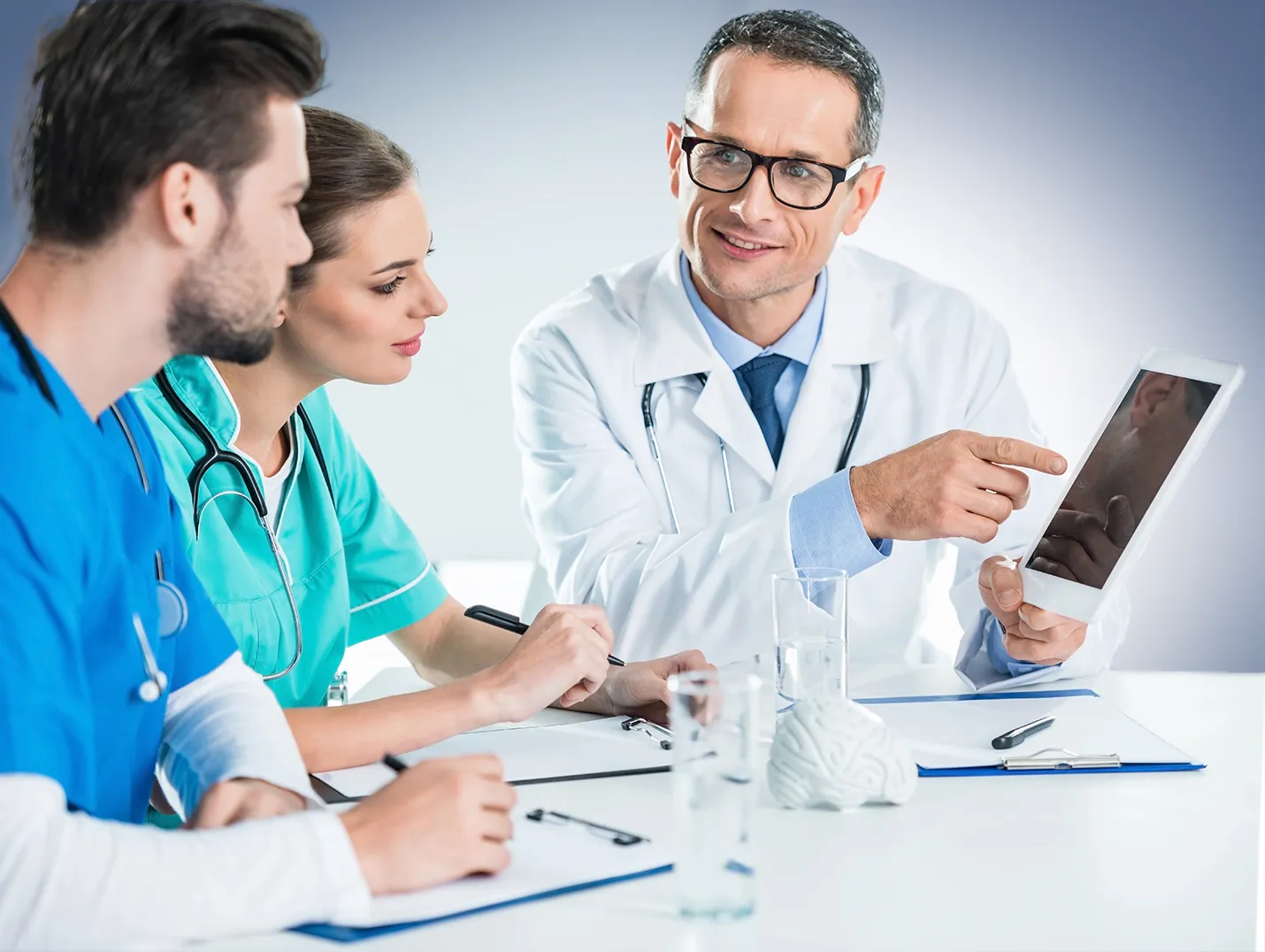 Médicos en formación durante y programas de alta especialidad y residencias en Hospital Angeles, guiados por líderes en medicina. 