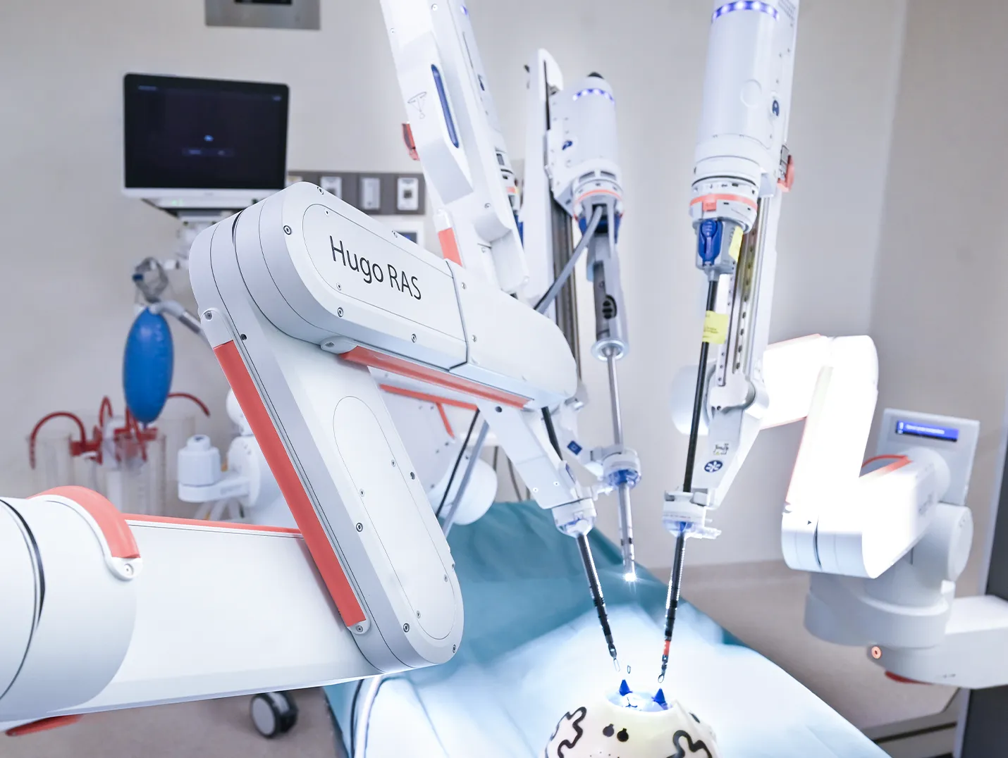Robot Hugo del Centro de Cirugía Robótica del Hospital Angeles en quirófano para cirugías mínimamente invasivas. 