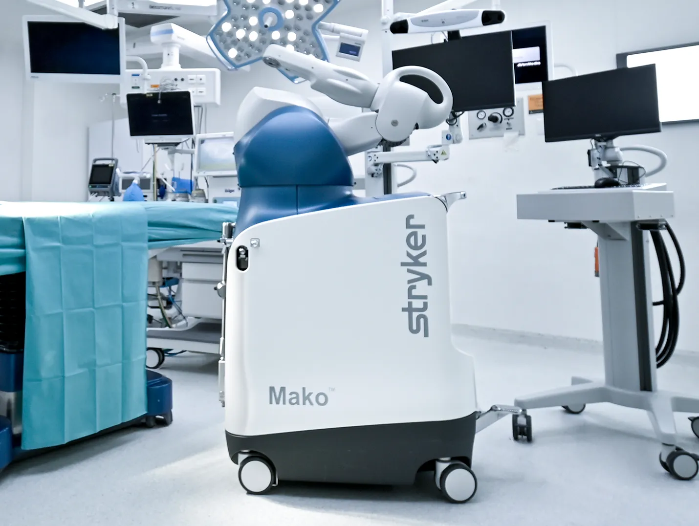 Robot Mako en quirófano del Hospital Angeles, listo para procedimientos más precisos en cirugía ortopédica. 