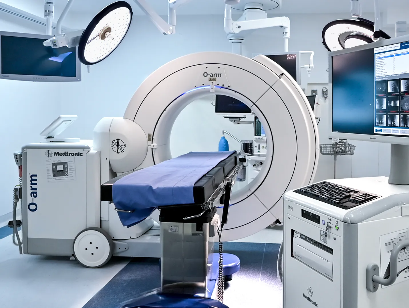 O-arm del Centro de Cirugía Robótica del Hospital Angeles en quirófano, listo para cirugías guiadas por imagen