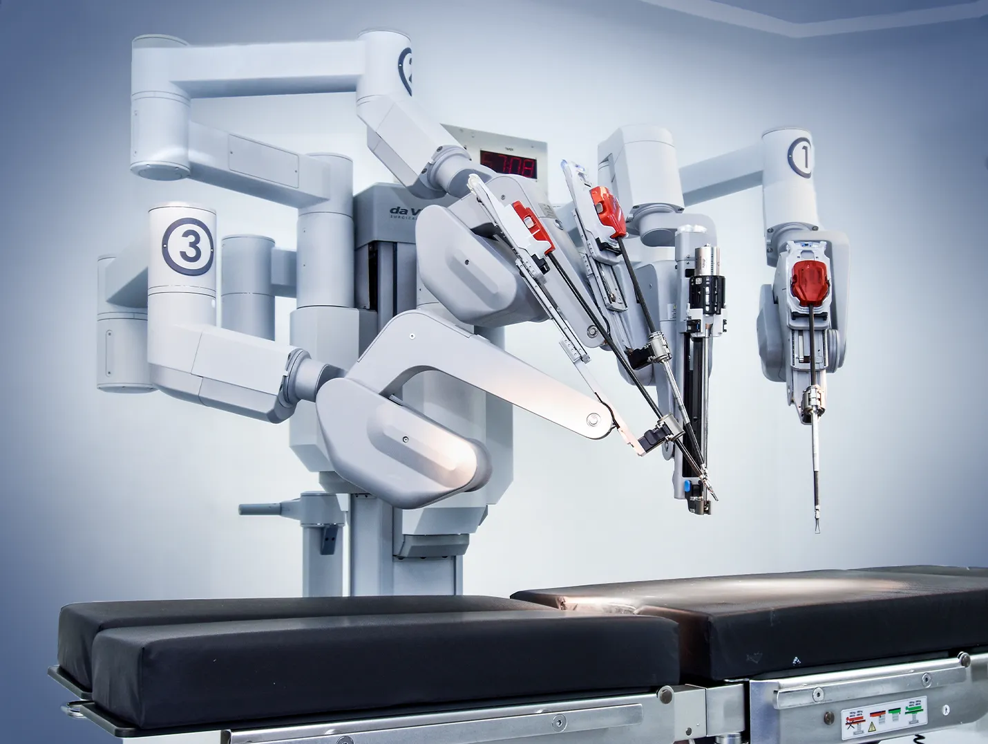 Robot Da Vinci en quirófano del Centro de Cirugía Robótica del Hospital Angeles Health System, listo para asistir al médico en procedimientos mínimamente invasivos. 