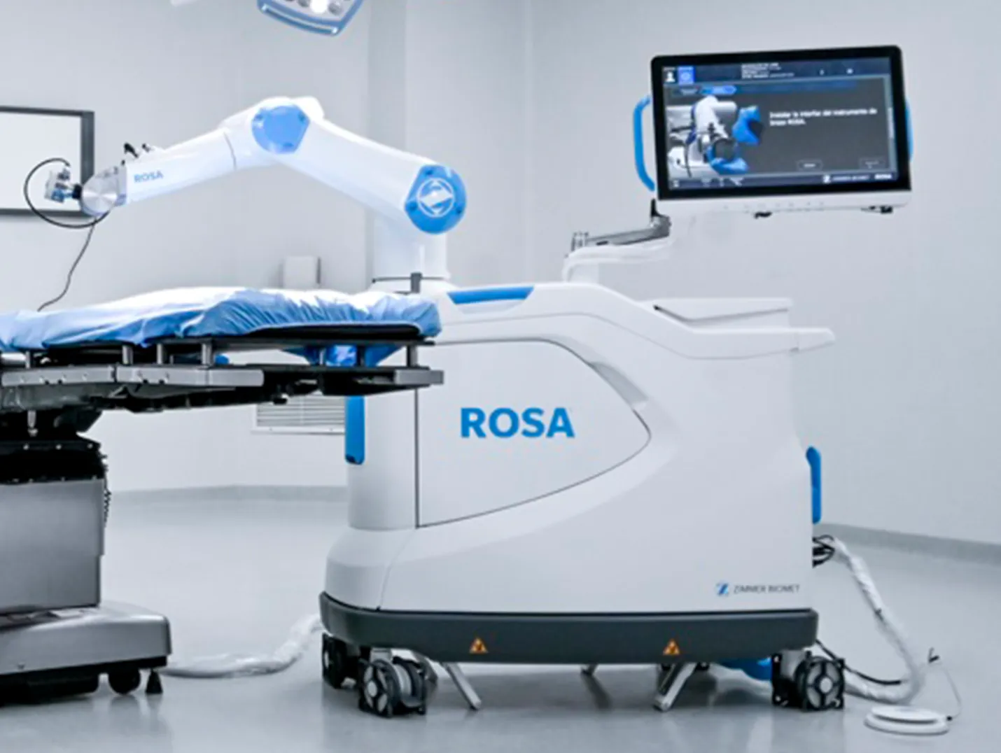 Sistema de Asistencia Robótica ROSA del Centro de Cirugía Robótica del Hospital Angeles en quirófano para procedimientos ortopédicos y neuroquirúrgicos. 